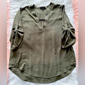 Im selling Zenobia blouse and it’s a fresh material 😊